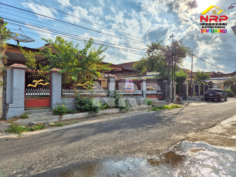 Dijual Rumah Classic 150 Meter dari Jl. Basuki Rahmat - Banyuwangi  Dijual Rumah Classic 150 Meter dari Jl. Basuki Rahmat - Banyuwangi  Dijual Rumah Classic 150 Meter dari Jl. Basuki Rahmat - Banyuwangi&nbsp;
Rumah strategis berada di pusat kota banyuwangi&nbsp;
Dekat dengan ACE Hardware NRP BANYUWANGI