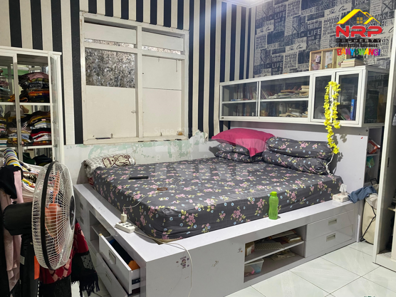 Dijual Rumah dan tanah kosong murah di Tukangkayu - Banyuwangi  Dijual Rumah Luas di Banyuwangi Kota  Dijual Rumah dan tanah kosong murah di Tukangkayu - Banyuwangi&nbsp;
Hunian classic di Pusat Kota, Belakang taman makam pahlawan, masih siap huni.
Cocok NRP BANYUWANGI