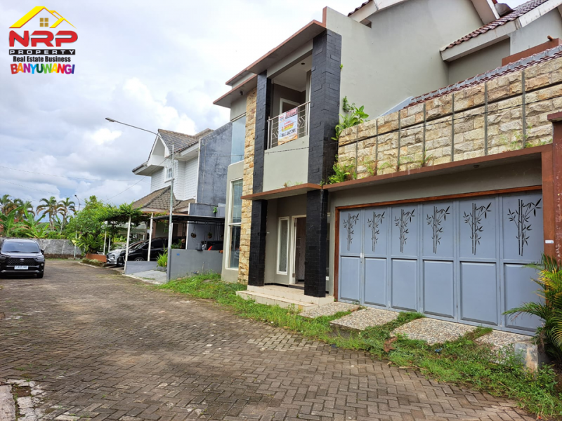 Dijual Rumah Ecxlusive 2 Lantai Di Perum. Madania Residence - Genteng Dijual Rumah Ecxlusive 2 Lantai Di Perum. Madania Residence - Genteng Dijual Rumah Ecxlusive 2 Lantai Di Perum. Madania Residence - Genteng
Lokasi Strategis, Pusat Bisnis, Dekat Perbelanjaan dan Fasilitas Pendidikan
Lingkungan NRP BANYUWANGI