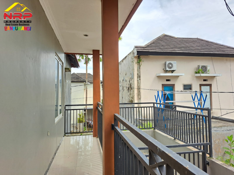 Dijual Rumah Ecxlusive 2 Lantai Di Perum. Madania Residence - Genteng Dijual Rumah Ecxlusive 2 Lantai Di Perum. Madania Residence - Genteng Dijual Rumah Ecxlusive 2 Lantai Di Perum. Madania Residence - Genteng
Lokasi Strategis, Pusat Bisnis, Dekat Perbelanjaan dan Fasilitas Pendidikan
Lingkungan NRP BANYUWANGI