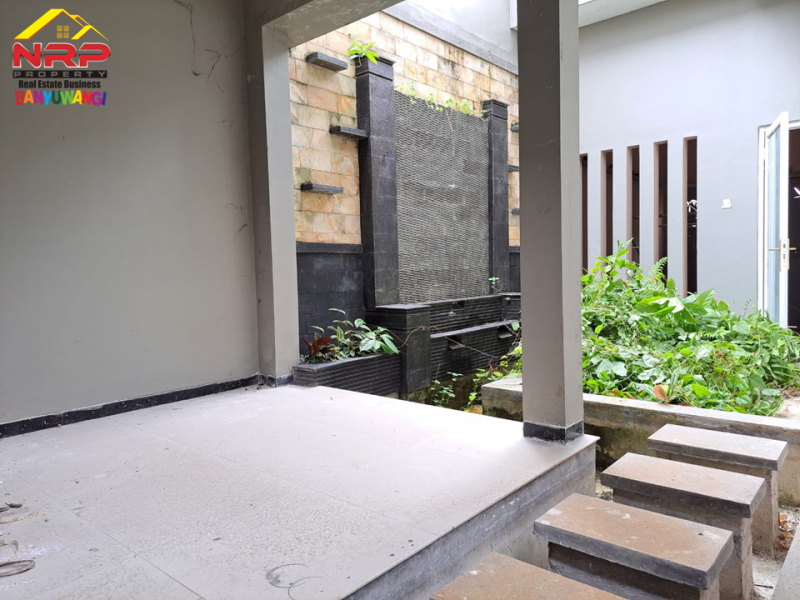 Dijual Rumah Ecxlusive 2 Lantai Di Perum. Madania Residence - Genteng Dijual Rumah Ecxlusive 2 Lantai Di Perum. Madania Residence - Genteng Dijual Rumah Ecxlusive 2 Lantai Di Perum. Madania Residence - Genteng
Lokasi Strategis, Pusat Bisnis, Dekat Perbelanjaan dan Fasilitas Pendidikan
Lingkungan NRP BANYUWANGI