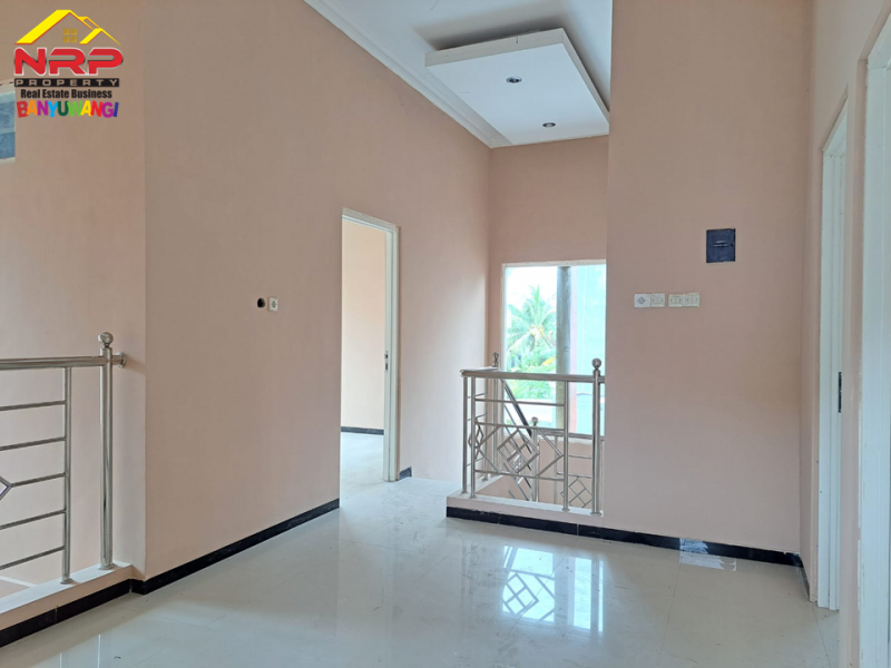 Dijual Rumah Ecxlusive 2 Lantai Di Perum. Madania Residence - Genteng Dijual Rumah Ecxlusive 2 Lantai Di Perum. Madania Residence - Genteng Dijual Rumah Ecxlusive 2 Lantai Di Perum. Madania Residence - Genteng
Lokasi Strategis, Pusat Bisnis, Dekat Perbelanjaan dan Fasilitas Pendidikan
Lingkungan NRP BANYUWANGI