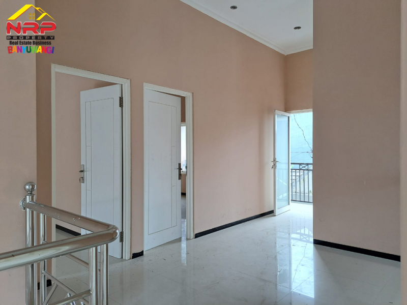 Dijual Rumah Ecxlusive 2 Lantai Di Perum. Madania Residence - Genteng Dijual Rumah Ecxlusive 2 Lantai Di Perum. Madania Residence - Genteng Dijual Rumah Ecxlusive 2 Lantai Di Perum. Madania Residence - Genteng
Lokasi Strategis, Pusat Bisnis, Dekat Perbelanjaan dan Fasilitas Pendidikan
Lingkungan NRP BANYUWANGI