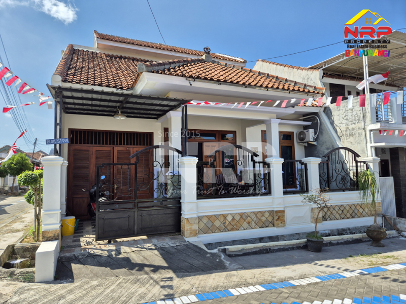 Dijual Rumah Exclusive 2 Lantai di Perum. GGM Klatak - Banyuwangi Dijual Rumah Exclusive 2 Lantai di Perum. GGM Klatak - Banyuwangi Dijual Rumah Exclusive 2 Lantai di Perum. GGM Klatak - Banyuwangi
Lokasi Rumah Hook, sangat nyaman untuk tempat tinggal&nbsp;

LT/LB : 126/153 M2 NRP BANYUWANGI
