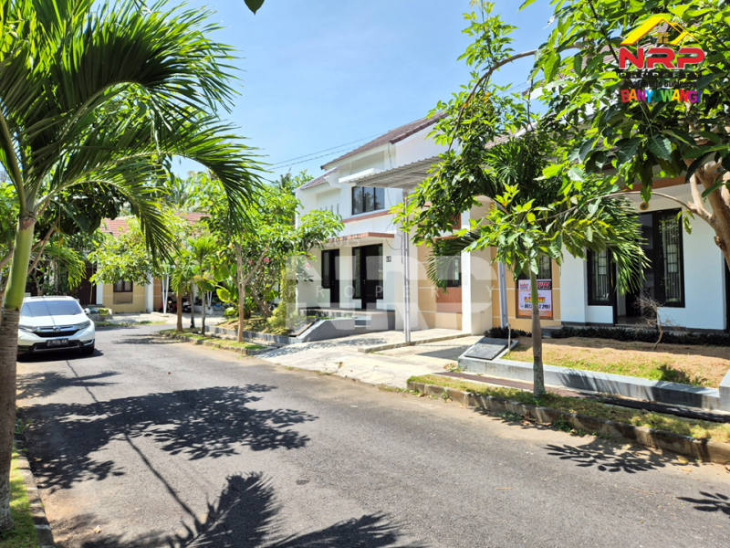 Disewakan Rumah Full Furniture di Banyuwangi Residance - Dadapan  Disewakan Rumah Full Furniture di Banyuwangi Residance - Dadapan  Disewakan&nbsp;Rumah Exclusive Full Furniture di dalam Kawasan El Royal Hotel&nbsp; - Banyuwangi
Lokasi Sangat Strategis di Lingkungan yang Sedang NRP BANYUWANGI
