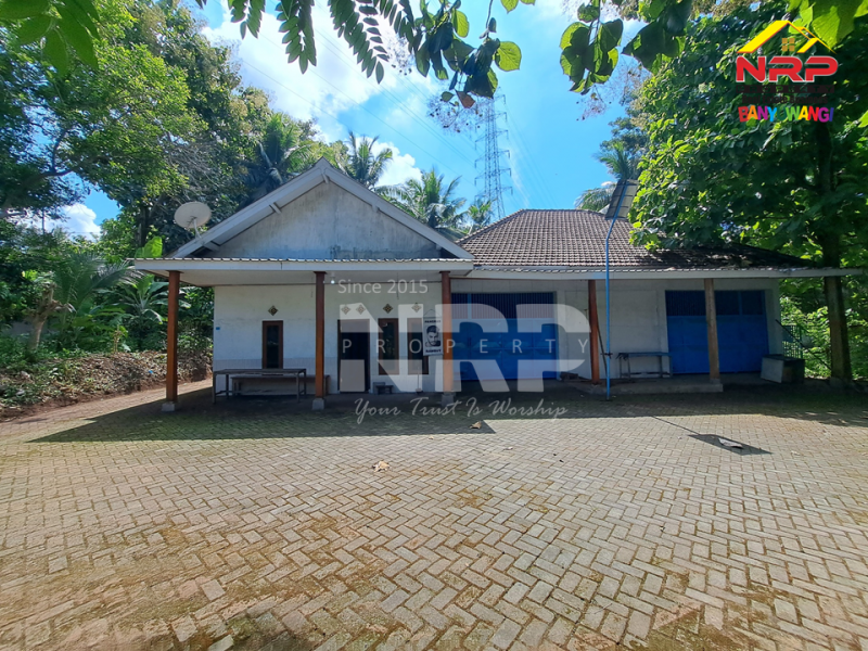 Dijual Rumah + Gudang di Secang, Kalipuro - Banyuwangi   Dijual Rumah + Gudang di Secang, Kalipuro - Banyuwangi   Dijual Rumah + Gudang di Secang, Kalipuro - Banyuwangi&nbsp;&nbsp;
85 Meter dari Jl Surabaya Secang.&nbsp;

Luas Tanah : 2.272 M2&nbsp;
Luas Bangunan : 500 NRP BANYUWANGI