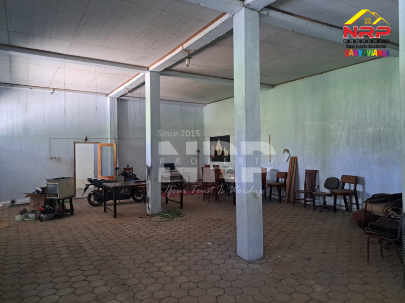 Dijual Rumah + Gudang di Secang, Kalipuro - Banyuwangi   Dijual Rumah + Gudang di Secang, Kalipuro - Banyuwangi   Dijual Rumah + Gudang di Secang, Kalipuro - Banyuwangi&nbsp;&nbsp;
85 Meter dari Jl Surabaya Secang.&nbsp;

Luas Tanah : 2.272 M2&nbsp;
Luas Bangunan : 500 NRP BANYUWANGI