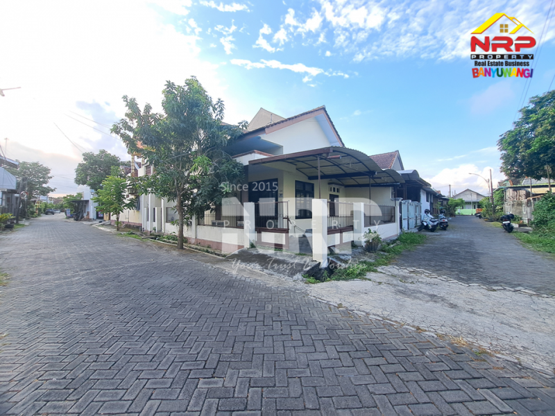 Dijual Rumah Hook 2 Lantai di Banyuwangi Kota.  Dijual Rumah Hook 2 Lantai di Banyuwangi Kota.  Dijual Rumah Hook 2 Lantai di Banyuwangi Kota.&nbsp;
Cocok untuk hunian keluarga atau investasi passive income di Kebalenan - Banyuwangi&nbsp;
Lokasi tenang, NRP BANYUWANGI