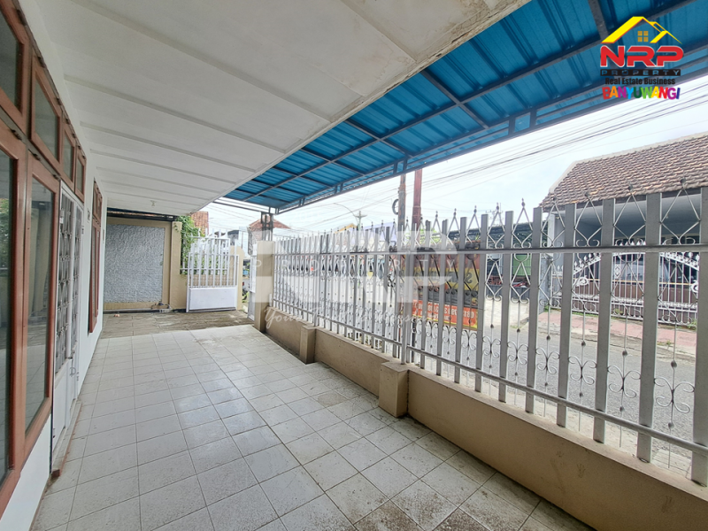 DIJUAL RUMAH KLASIK DI PENGANJURAN BANYUWANGI DIJUAL RUMAH KLASIK DI PENGANJURAN BANYUWANGI DIJUAL RUMAH KLASIK DI PENGANJURAN BANYUWANGI
Rumah bergaya klasik tengah kota, berada di kawasan tenang dan nyaman di pusat Banyuwangi.
Cocok untuk hunian NRP BANYUWANGI