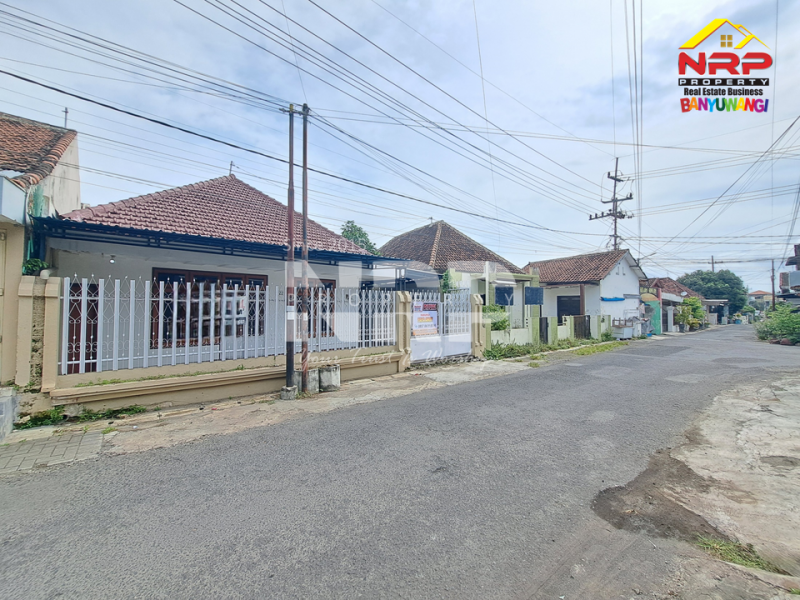 DIJUAL RUMAH KLASIK DI PENGANJURAN BANYUWANGI DIJUAL RUMAH KLASIK DI PENGANJURAN BANYUWANGI DIJUAL RUMAH KLASIK DI PENGANJURAN BANYUWANGI
Rumah bergaya klasik tengah kota, berada di kawasan tenang dan nyaman di pusat Banyuwangi.
Cocok untuk hunian NRP BANYUWANGI