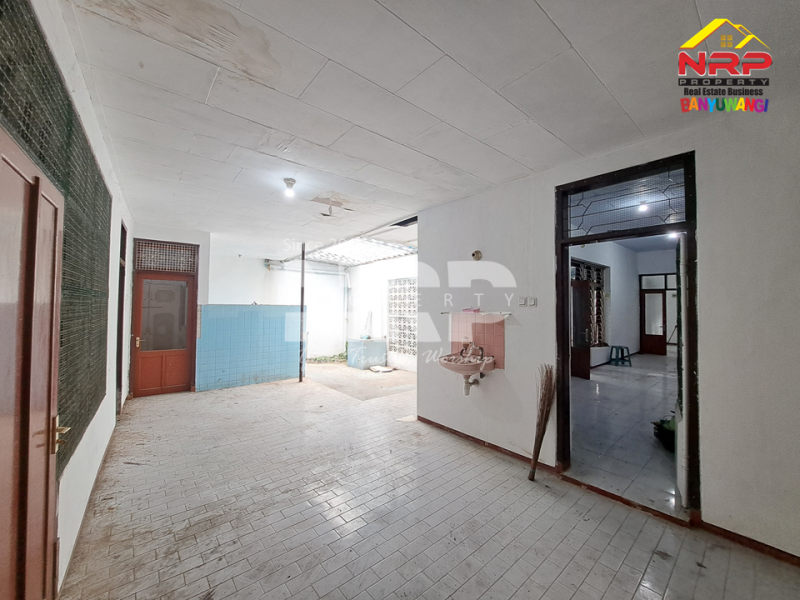 DIJUAL RUMAH KLASIK DI PENGANJURAN BANYUWANGI DIJUAL RUMAH KLASIK DI PENGANJURAN BANYUWANGI DIJUAL RUMAH KLASIK DI PENGANJURAN BANYUWANGI
Rumah bergaya klasik tengah kota, berada di kawasan tenang dan nyaman di pusat Banyuwangi.
Cocok untuk hunian NRP BANYUWANGI