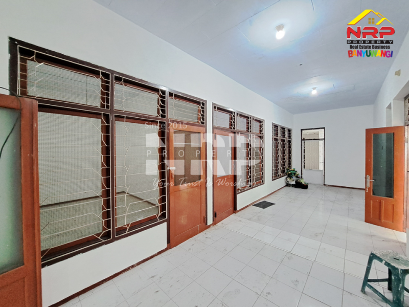 DIJUAL RUMAH KLASIK DI PENGANJURAN BANYUWANGI DIJUAL RUMAH KLASIK DI PENGANJURAN BANYUWANGI DIJUAL RUMAH KLASIK DI PENGANJURAN BANYUWANGI
Rumah bergaya klasik tengah kota, berada di kawasan tenang dan nyaman di pusat Banyuwangi.
Cocok untuk hunian NRP BANYUWANGI