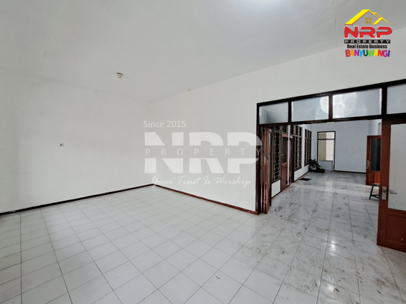 DIJUAL RUMAH KLASIK DI PENGANJURAN BANYUWANGI DIJUAL RUMAH KLASIK DI PENGANJURAN BANYUWANGI DIJUAL RUMAH KLASIK DI PENGANJURAN BANYUWANGI
Rumah bergaya klasik tengah kota, berada di kawasan tenang dan nyaman di pusat Banyuwangi.
Cocok untuk hunian NRP BANYUWANGI