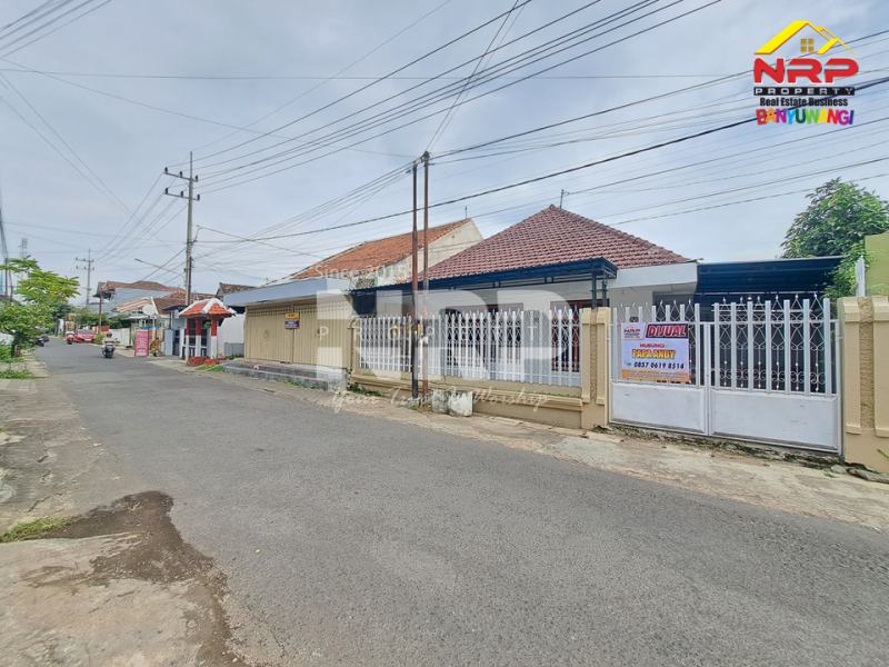 DIJUAL RUMAH KLASIK DI PENGANJURAN BANYUWANGI DIJUAL RUMAH KLASIK DI PENGANJURAN BANYUWANGI DIJUAL RUMAH KLASIK DI PENGANJURAN BANYUWANGI
Rumah bergaya klasik tengah kota, berada di kawasan tenang dan nyaman di pusat Banyuwangi.
Cocok untuk hunian NRP BANYUWANGI