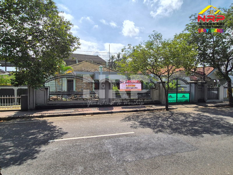 Dijual Rumah Klasik di Pusat Kota di JL. Adi Sucipto - Banyuwangi Dijual Rumah Klasik di Pusat Kota di JL. Adi Sucipto - Banyuwangi Dijual Rumah Klasik di Pusat Kota di JL. Adi Sucipto - Banyuwangi
Lokasi terletak di Ruas Jalan Utama Kota Banyuwangi
Lingkungan Kantor Dinas Pemerintahan, NRP BANYUWANGI