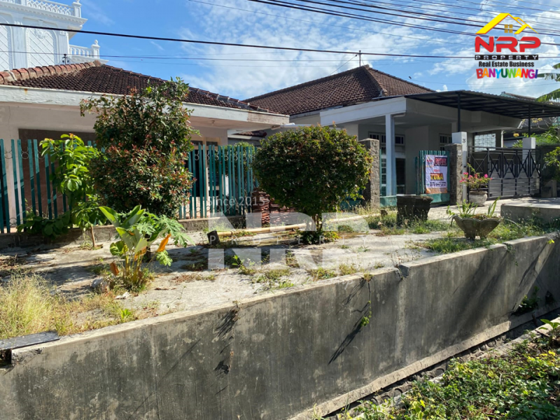 Dijual Rumah Klasik di Singotrunan Banyuwangi.  Dijual Rumah Klasik di Singotrunan Banyuwangi.  Dijual Rumah Klasik di Singotrunan Banyuwangi.&nbsp;
Dekat dengan fasilitas pendidikan dan perkantoran, Akses Jl. Sangat Lebar&nbsp;
Cocok untuk passive NRP BANYUWANGI