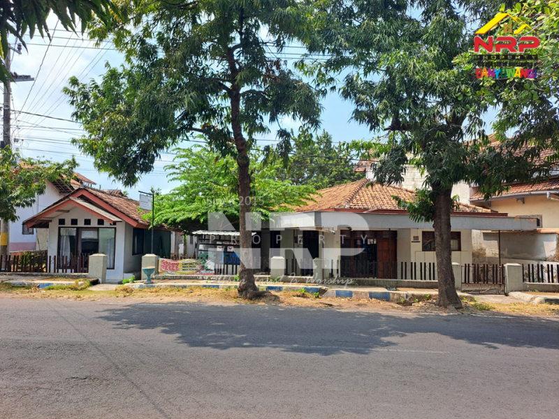 Dijual Rumah Klasik di Tamanbaru - Banyuwangi  Dijual Rumah Klasik di Tamanbaru - Banyuwangi  Dijual Rumah Klasik di Tamanbaru - Banyuwangi&nbsp;
Lokasi Sangat Prospek untuk usaha, kantor, ruang usaha, rumah hunian atau homestay.&nbsp;
Dekat dengan NRP BANYUWANGI