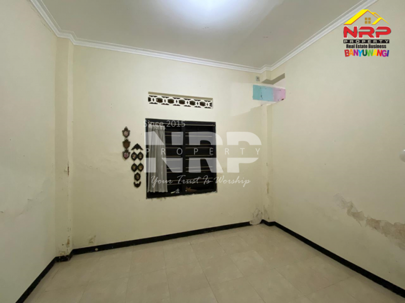 Dijual Rumah klasik di Tamanbaru, Banyuwangi Dijual Rumah klasik di Tamanbaru, Banyuwangi Kalau kamu suka rumah yang punya karakter dan suasana adem. Lihat dulu yang satu ini!&nbsp;
Dijual Rumah klasik di Tamanbaru, Banyuwangi. Desainnya timeless, NRP BANYUWANGI