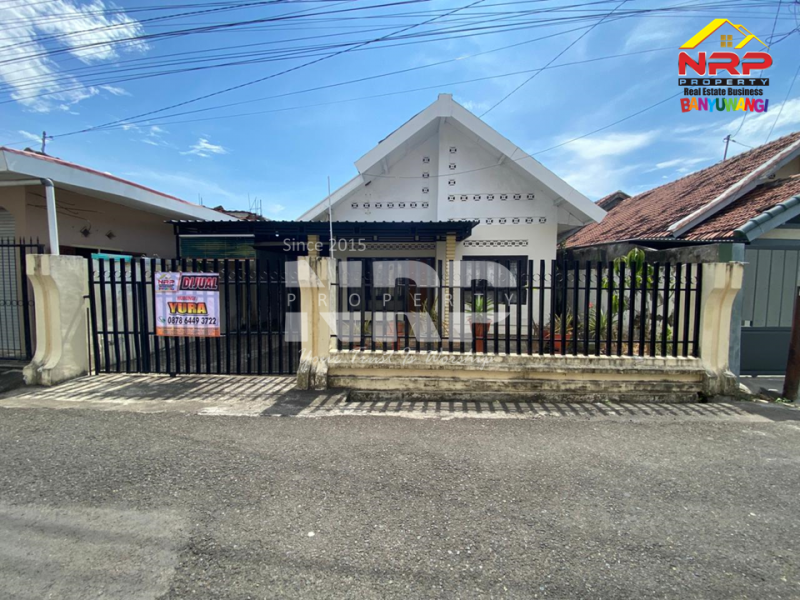 Dijual Rumah klasik di Tamanbaru, Banyuwangi Dijual Rumah klasik di Tamanbaru, Banyuwangi Kalau kamu suka rumah yang punya karakter dan suasana adem. Lihat dulu yang satu ini!&nbsp;
Dijual Rumah klasik di Tamanbaru, Banyuwangi. Desainnya timeless, NRP BANYUWANGI
