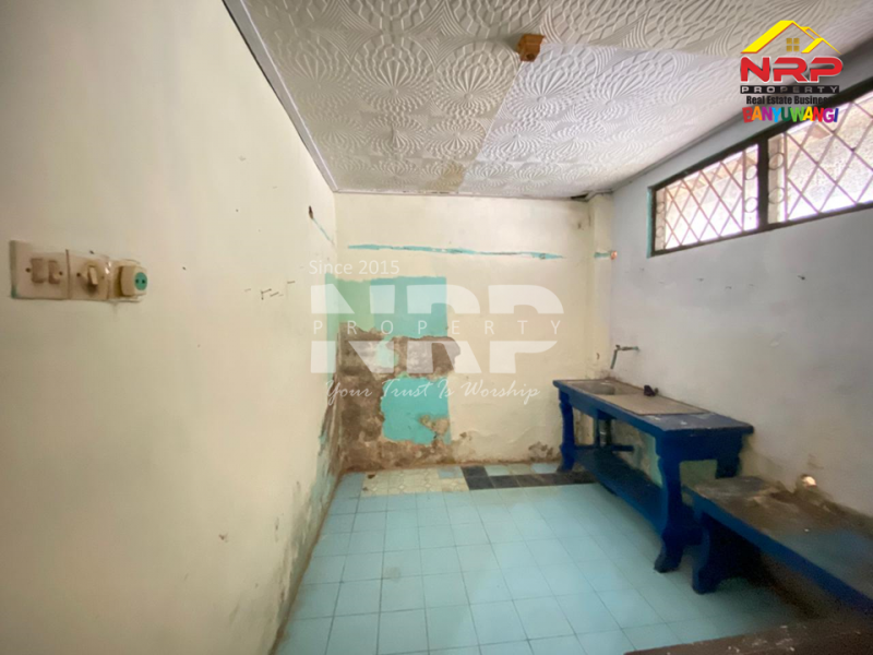 Dijual Rumah klasik di Tamanbaru, Banyuwangi Dijual Rumah klasik di Tamanbaru, Banyuwangi Kalau kamu suka rumah yang punya karakter dan suasana adem. Lihat dulu yang satu ini!&nbsp;
Dijual Rumah klasik di Tamanbaru, Banyuwangi. Desainnya timeless, NRP BANYUWANGI