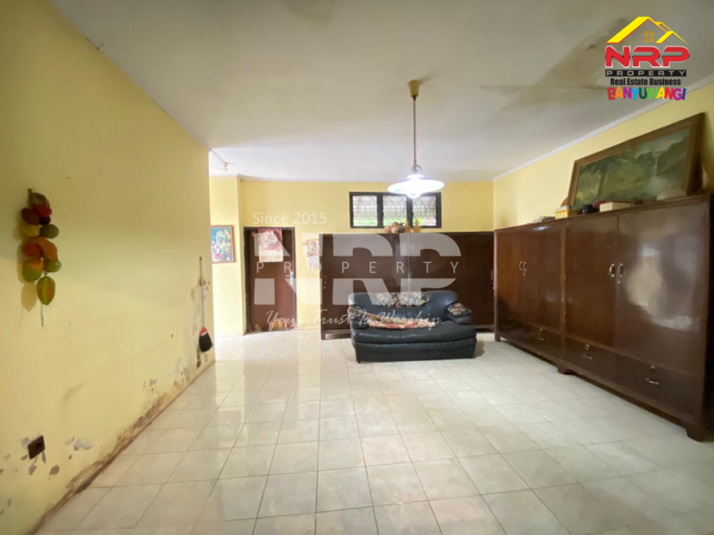 Dijual Rumah klasik di Tamanbaru, Banyuwangi Dijual Rumah klasik di Tamanbaru, Banyuwangi Kalau kamu suka rumah yang punya karakter dan suasana adem. Lihat dulu yang satu ini!&nbsp;
Dijual Rumah klasik di Tamanbaru, Banyuwangi. Desainnya timeless, NRP BANYUWANGI