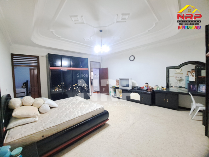 Dijual Rumah KLasik + Ruko di Banyuwangi Kota.  Dijual rumah dan toko murah di Banyuwangi Kota  Dijual Rumah KLasik + Ruko di Banyuwangi Kota.&nbsp;
Berdiri di pusat keramaian kota, Dekat Stadion Diponegoro Banyuwangi
Cocok untuk bisnis, kantor, maupun NRP BANYUWANGI