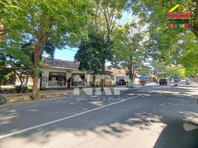 Dijual Rumah KLasik + Ruko di Banyuwangi Kota.  Dijual rumah dan toko murah di Banyuwangi Kota  Dijual Rumah KLasik + Ruko di Banyuwangi Kota.&nbsp;
Berdiri di pusat keramaian kota, Dekat Stadion Diponegoro Banyuwangi
Cocok untuk bisnis, kantor, maupun NRP BANYUWANGI