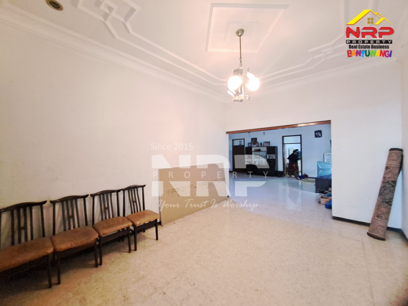 Dijual Rumah KLasik + Ruko di Banyuwangi Kota.  Dijual rumah dan toko murah di Banyuwangi Kota  Dijual Rumah KLasik + Ruko di Banyuwangi Kota.&nbsp;
Berdiri di pusat keramaian kota, Dekat Stadion Diponegoro Banyuwangi
Cocok untuk bisnis, kantor, maupun NRP BANYUWANGI