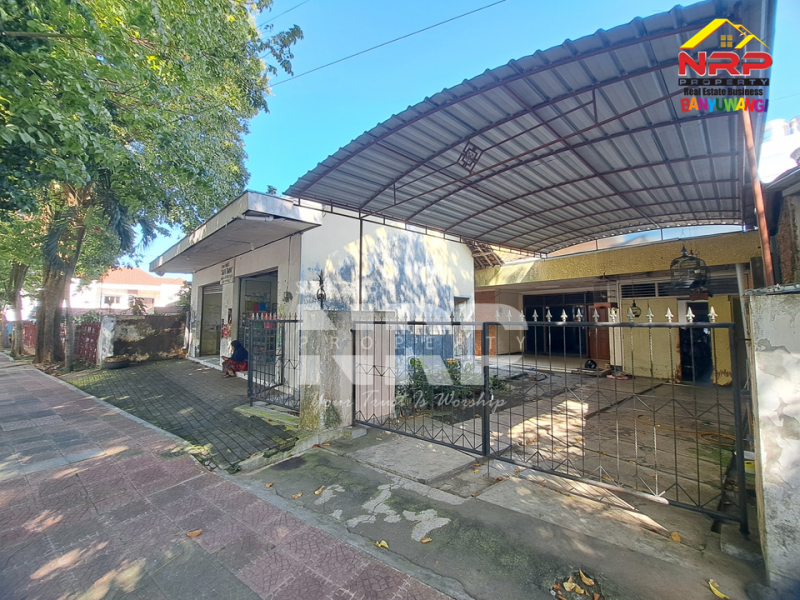 Dijual Rumah KLasik + Ruko di Banyuwangi Kota.  Dijual rumah dan toko murah di Banyuwangi Kota  Dijual Rumah KLasik + Ruko di Banyuwangi Kota.&nbsp;
Berdiri di pusat keramaian kota, Dekat Stadion Diponegoro Banyuwangi
Cocok untuk bisnis, kantor, maupun NRP BANYUWANGI