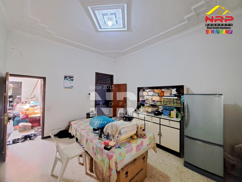 Dijual Rumah KLasik + Ruko di Banyuwangi Kota.  Dijual rumah dan toko murah di Banyuwangi Kota  Dijual Rumah KLasik + Ruko di Banyuwangi Kota.&nbsp;
Berdiri di pusat keramaian kota, Dekat Stadion Diponegoro Banyuwangi
Cocok untuk bisnis, kantor, maupun NRP BANYUWANGI