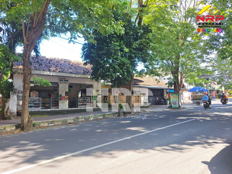 Dijual Rumah KLasik + Ruko di Banyuwangi Kota.  Dijual rumah dan toko murah di Banyuwangi Kota  Dijual Rumah KLasik + Ruko di Banyuwangi Kota.&nbsp;
Berdiri di pusat keramaian kota, Dekat Stadion Diponegoro Banyuwangi
Cocok untuk bisnis, kantor, maupun NRP BANYUWANGI