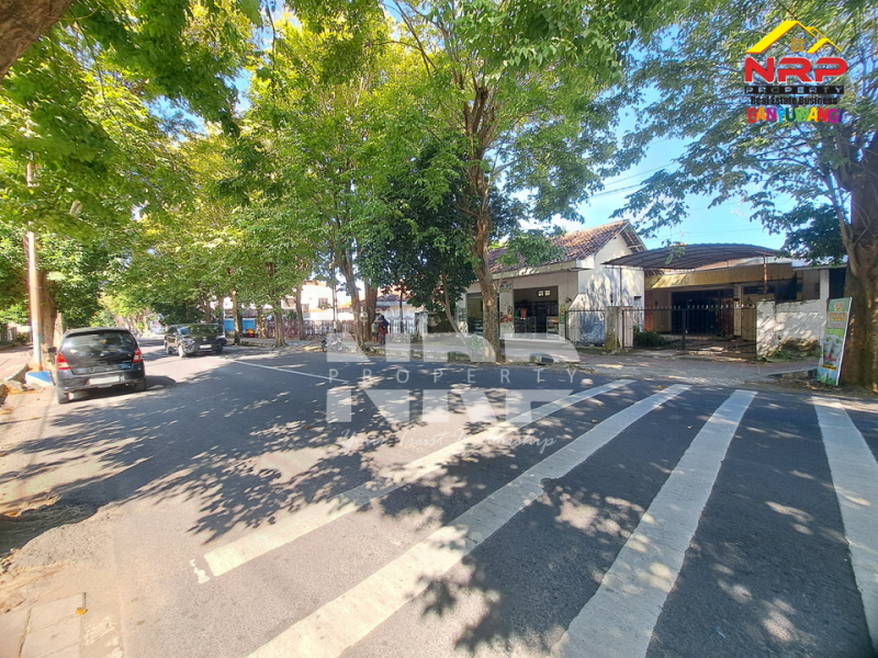 Dijual Rumah KLasik + Ruko di Banyuwangi Kota.  Dijual rumah dan toko murah di Banyuwangi Kota  Dijual Rumah KLasik + Ruko di Banyuwangi Kota.&nbsp;
Berdiri di pusat keramaian kota, Dekat Stadion Diponegoro Banyuwangi
Cocok untuk bisnis, kantor, maupun NRP BANYUWANGI