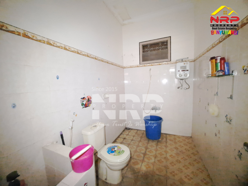 Dijual Rumah KLasik + Ruko di Banyuwangi Kota.  Dijual rumah dan toko murah di Banyuwangi Kota  Dijual Rumah KLasik + Ruko di Banyuwangi Kota.&nbsp;
Berdiri di pusat keramaian kota, Dekat Stadion Diponegoro Banyuwangi
Cocok untuk bisnis, kantor, maupun NRP BANYUWANGI