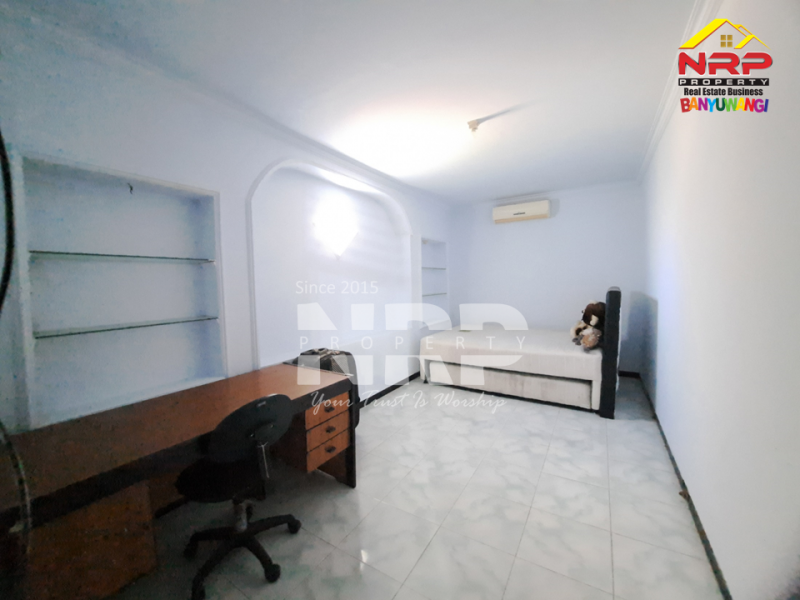 Dijual Rumah KLasik + Ruko di Banyuwangi Kota.  Dijual rumah dan toko murah di Banyuwangi Kota  Dijual Rumah KLasik + Ruko di Banyuwangi Kota.&nbsp;
Berdiri di pusat keramaian kota, Dekat Stadion Diponegoro Banyuwangi
Cocok untuk bisnis, kantor, maupun NRP BANYUWANGI