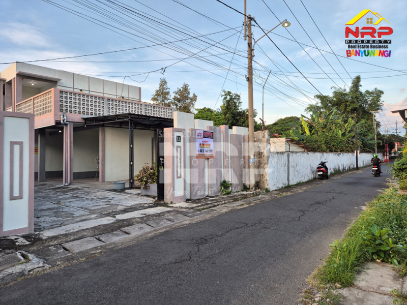 Dijual Rumah Kos Aktif dan Produktif Full Furniture di Tamanbaru - Banyuwangi  Dijual Rumah Kos Aktif dan Produktif Full Furniture di Tamanbaru - Banyuwangi  Dijual Rumah Kos Aktif dan Produktif Full Furniture di Tamanbaru - Banyuwangi&nbsp;
Terletak dikawasan sentra bisnis dan kuliner, pendidikan, dan kantor NRP BANYUWANGI