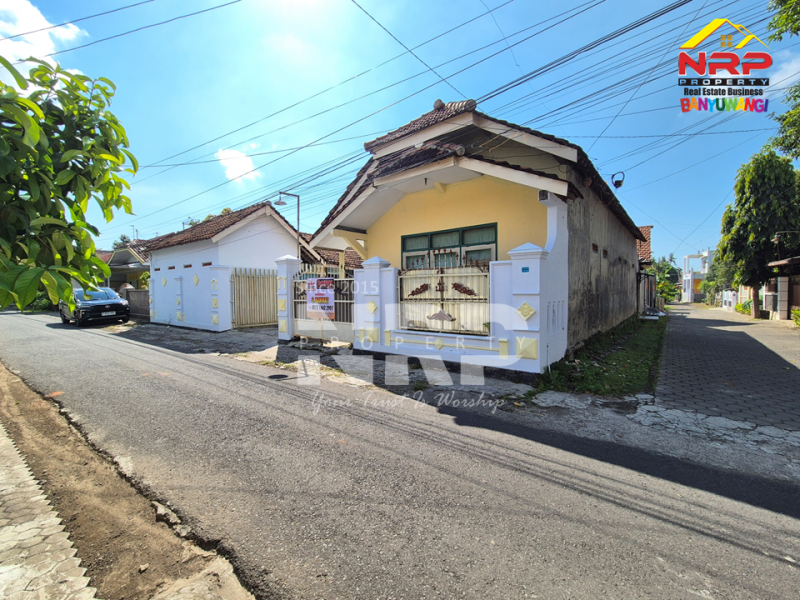 Dijual Rumah Kos Produktif di Kebalenan - Banyuwangi Dijual rumah kos  produktif murah 1 milyaran Banyuwangi Kota Dijual Rumah Kos Produktif di Kebalenan - Banyuwangi&nbsp;
Dekat dengan Kampus, Perbelanjaan, Kantor-kantor pemerintahan.
Occupansi 80% NRP BANYUWANGI