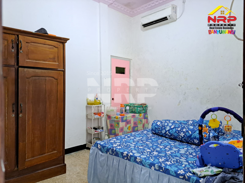 Dijual Rumah Luas 500 Meter dari Jl. Utama Rogojampi- Banyuwangi   Dijual Rumah Luas 500 Meter dari Jl. Utama Rogojampi- Banyuwangi   Dijual Rumah Luas 500 Meter dari Jl. Utama Rogojampi- Banyuwangi&nbsp;&nbsp;
Cocok untuk hunian atau ruang usaha.&nbsp; Dekat dengan Pusat Pendidikan dan NRP BANYUWANGI