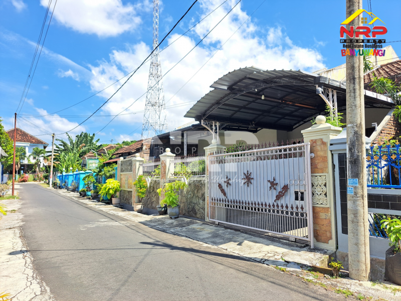 Dijual Rumah luas di belakang Santika Banyuwangi ini siap jadi hunian impianmu. Dijual Rumah luas di belakang Santika Banyuwangi ini siap jadi hunian impianmu. Rasakan nuansa klasik yang menenangkan ?
Rumah luas di belakang Santika Banyuwangi ini siap jadi hunian impianmu.
Akses mudah ke pusat kota, suasana tenang, NRP BANYUWANGI