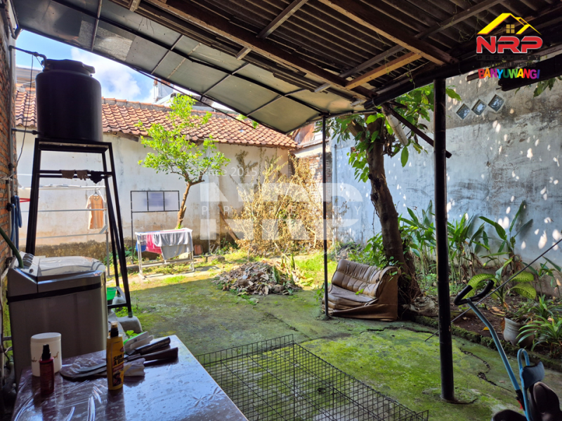 Dijual rumah luas di Kepatihan Banyuwangi Kota  Dijual rumah luas di Kepatihan Banyuwangi Kota  Meski di dalam gang, tapi jangan salah &mdash; lokasinya tetap di jantung kota Banyuwangi!
Cocok buat kamu yang ingin suasana tenang tanpa jauh dari pusat NRP BANYUWANGI