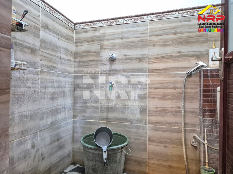 Dijual rumah luas di Kepatihan Banyuwangi Kota  Dijual rumah luas di Kepatihan Banyuwangi Kota  Meski di dalam gang, tapi jangan salah &mdash; lokasinya tetap di jantung kota Banyuwangi!
Cocok buat kamu yang ingin suasana tenang tanpa jauh dari pusat NRP BANYUWANGI