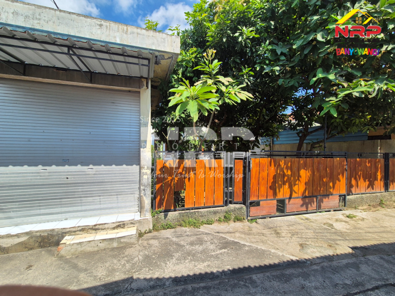 Dijual rumah luas di Kepatihan Banyuwangi Kota  Dijual rumah luas di Kepatihan Banyuwangi Kota  Meski di dalam gang, tapi jangan salah &mdash; lokasinya tetap di jantung kota Banyuwangi!
Cocok buat kamu yang ingin suasana tenang tanpa jauh dari pusat NRP BANYUWANGI