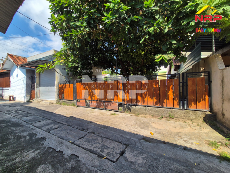 Dijual rumah luas di Kepatihan Banyuwangi Kota  Dijual rumah luas di Kepatihan Banyuwangi Kota  Meski di dalam gang, tapi jangan salah &mdash; lokasinya tetap di jantung kota Banyuwangi!
Cocok buat kamu yang ingin suasana tenang tanpa jauh dari pusat NRP BANYUWANGI