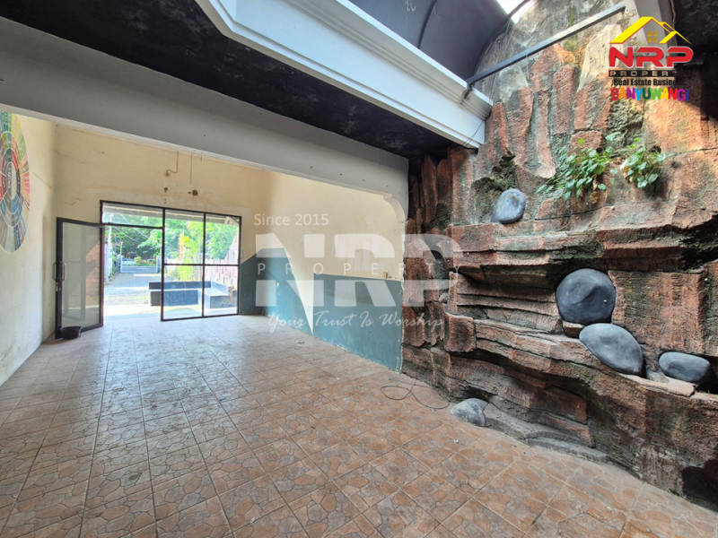 Dijual Rumah Luas Pusat Kota di JL. Adi Sucipto - Banyuwangi Dijual Rumah Luas Pusat Kota di JL. Adi Sucipto - Banyuwangi Dijual Rumah Luas Pusat Kota di JL. Adi Sucipto - Banyuwangi
Lokasi terletak di Ruas Jalan Utama Kota Banyuwangi
Lingkungan Kantor Dinas Pemerintahan, NRP BANYUWANGI