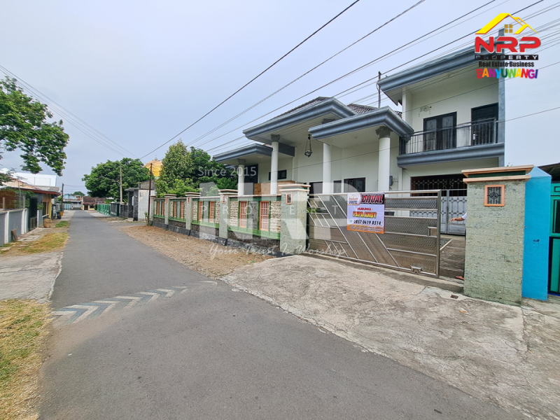 Dijual Rumah Mewah 2 Lantai dengan Taman Luas di Tamanbaru, Banyuwangi Rumah Mewah 2 Lantai dengan Taman Luas di Tamanbaru, Banyuwangi! ? Rumah Mewah 2 Lantai dengan Taman Luas di Tamanbaru, Banyuwangi!
Nikmati suasana tenang dengan halaman hijau yang asri, desain modern, dan interior NRP BANYUWANGI