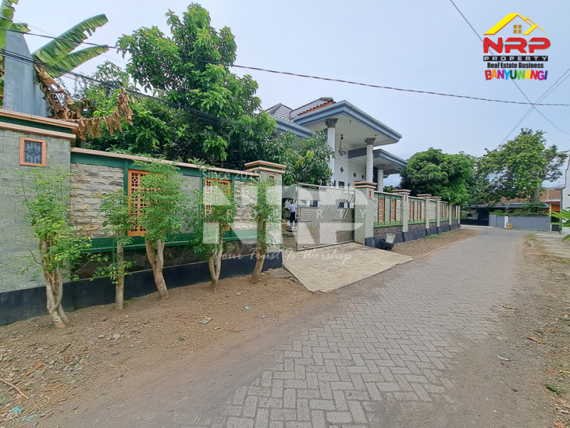 Dijual Rumah Mewah 2 Lantai dengan Taman Luas di Tamanbaru, Banyuwangi Rumah Mewah 2 Lantai dengan Taman Luas di Tamanbaru, Banyuwangi! ? Rumah Mewah 2 Lantai dengan Taman Luas di Tamanbaru, Banyuwangi!
Nikmati suasana tenang dengan halaman hijau yang asri, desain modern, dan interior NRP BANYUWANGI