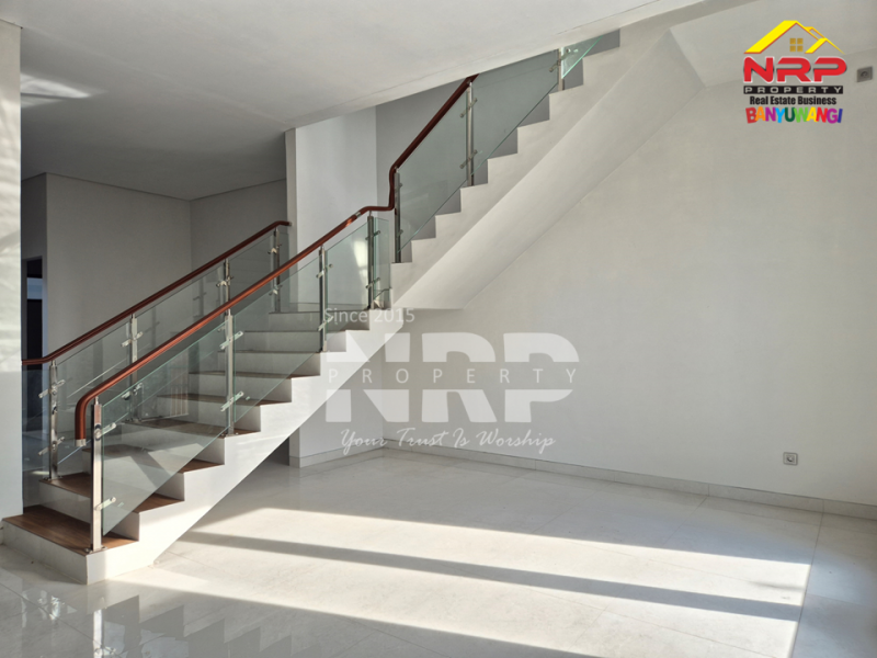 Dijual Rumah Mewah dan Baru di Kebalenan - Banyuwangi  Dijual Rumah Mewah dan Baru di Kebalenan - Banyuwangi  Dijual Rumah Mewah dan Baru di Kebalenan - Banyuwangi&nbsp;
Rumah mewah dengan desain modern, tampilan elegan, dan privasi yang lebih terjaga.
Rumah ini bisa NRP BANYUWANGI