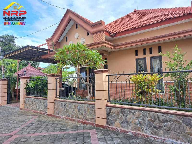 Dijual Rumah Mewah Hook Siap Huni 300 Meter dari Jl. Letkol Istiqlal - Banyuwangi  Dijual Rumah Mewah Hook Siap Huni 300 Meter dari Jl. Letkol Istiqlal - Banyuwangi  Dijual Rumah Mewah Hook Siap Huni 300 Meter dari Jl. Letkol Istiqlal - Banyuwangi
Berada di Lingkungan RSUD Blambangan, RS. Yasmin dan STIKES NRP BANYUWANGI