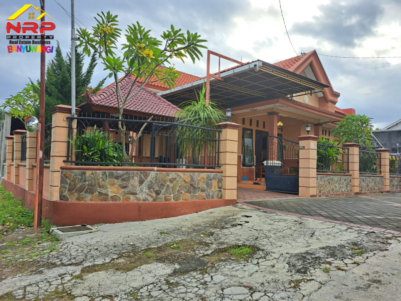 Dijual Rumah Mewah Hook Siap Huni 300 Meter dari Jl. Letkol Istiqlal - Banyuwangi  Dijual Rumah Mewah Hook Siap Huni 300 Meter dari Jl. Letkol Istiqlal - Banyuwangi  Dijual Rumah Mewah Hook Siap Huni 300 Meter dari Jl. Letkol Istiqlal - Banyuwangi
Berada di Lingkungan RSUD Blambangan, RS. Yasmin dan STIKES NRP BANYUWANGI