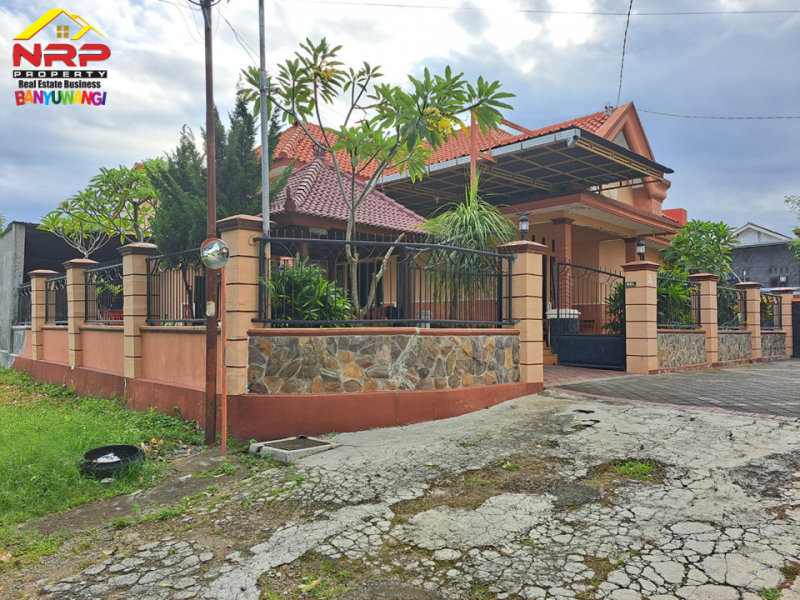 Dijual Rumah Mewah Hook Siap Huni 300 Meter dari Jl. Letkol Istiqlal - Banyuwangi  Dijual Rumah Mewah Hook Siap Huni 300 Meter dari Jl. Letkol Istiqlal - Banyuwangi  Dijual Rumah Mewah Hook Siap Huni 300 Meter dari Jl. Letkol Istiqlal - Banyuwangi
Berada di Lingkungan RSUD Blambangan, RS. Yasmin dan STIKES NRP BANYUWANGI