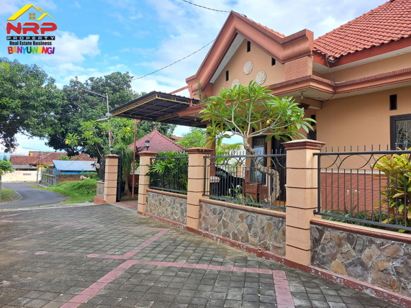 Dijual Rumah Mewah Hook Siap Huni 300 Meter dari Jl. Letkol Istiqlal - Banyuwangi  Dijual Rumah Mewah Hook Siap Huni 300 Meter dari Jl. Letkol Istiqlal - Banyuwangi  Dijual Rumah Mewah Hook Siap Huni 300 Meter dari Jl. Letkol Istiqlal - Banyuwangi
Berada di Lingkungan RSUD Blambangan, RS. Yasmin dan STIKES NRP BANYUWANGI